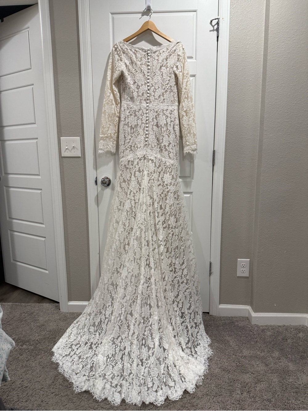 Elegant Ivory Lace Long-Sleeve Wedding Dress